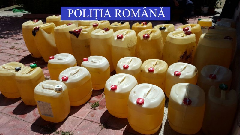 Hotii care furau combustibil din rezervoarele camioanelor, retinuti de politisti!