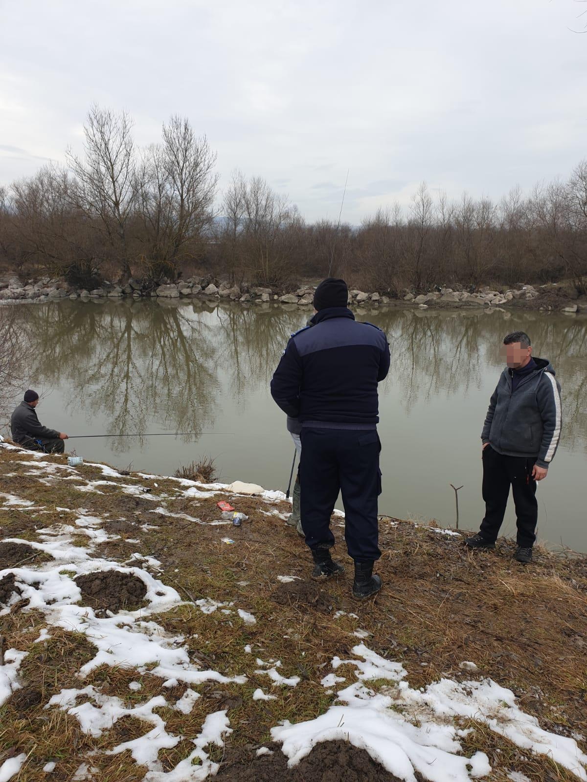 Pescari sancționați de jandarmi cu amenzi în valoare de 2.900 de lei!