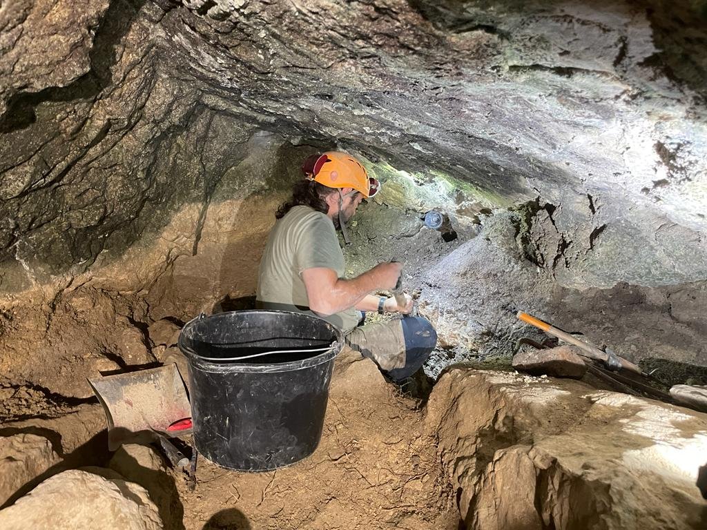 Noi descoperiri arheologice în Peștera „Șura Dracului”