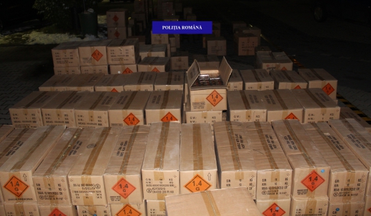 Peste 960.000 de petarde și baterii de artificii fără documente legale, confiscate de polițiștii bihoreni de la un timișorean