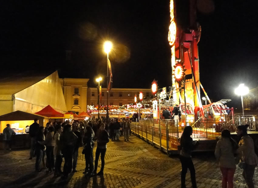 Primarul Klaus Iohannis porneşte azi iluminatul festiv în Piaţa Mare din Sibiu