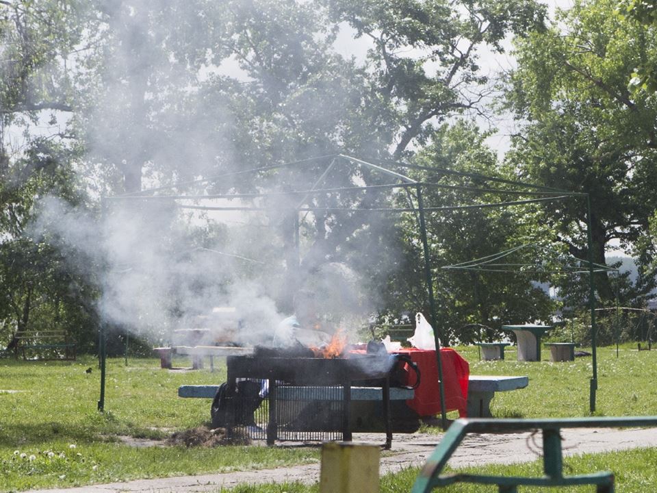 Bistrița-Năsăud: Bărbaţi avertizaţi de jandarmi pentru aprinderea focului la picnic, în loc neamenajat