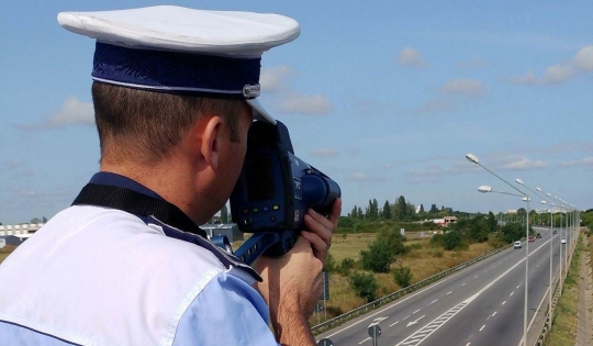 Tânăr de 18 ani, din Marghita, surprins în timp ce conducea cu viteza de 187 de km/h