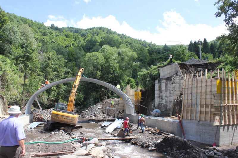 BISTRIȚA BÂRGĂULUI: Radu Moldovan a verificat stadiul lucrărilor la podul din Bistrița-Bârgăului