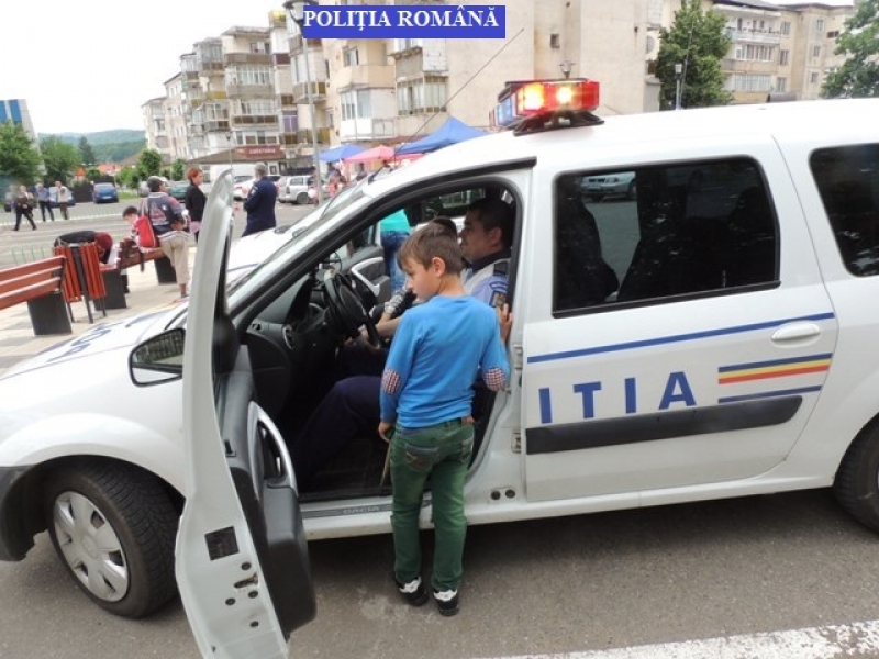 Polițiștii jibouani alături de elevi, de Ziua Copilului
