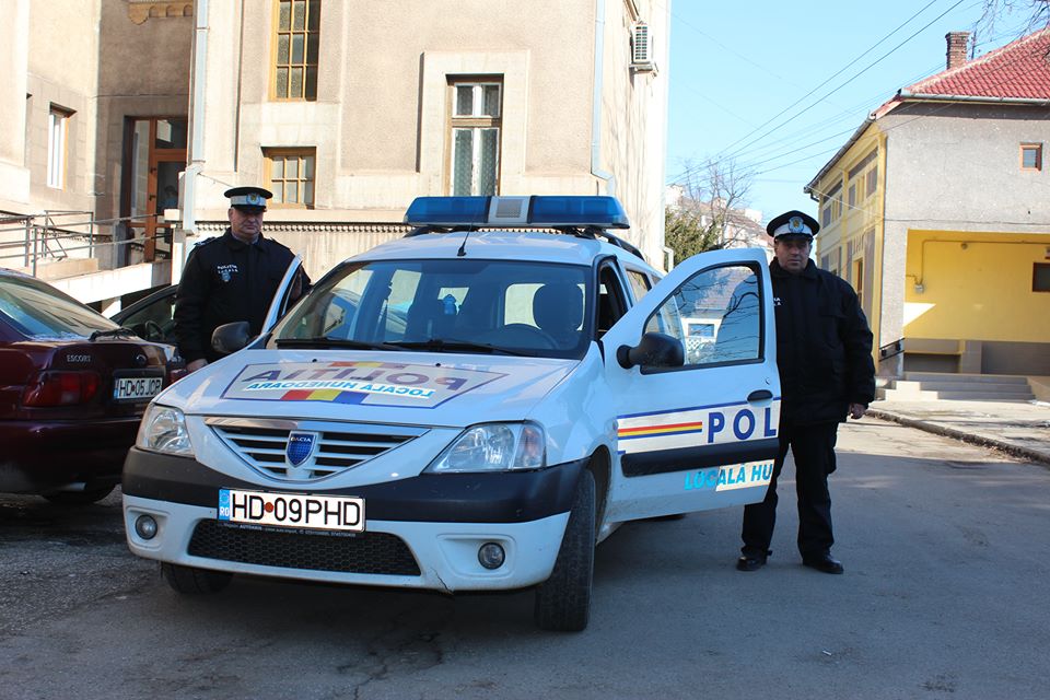 Deva: Minori identificaţi şi sancţionaţi după ce au aruncat un sac cu apă în capul unui trecător