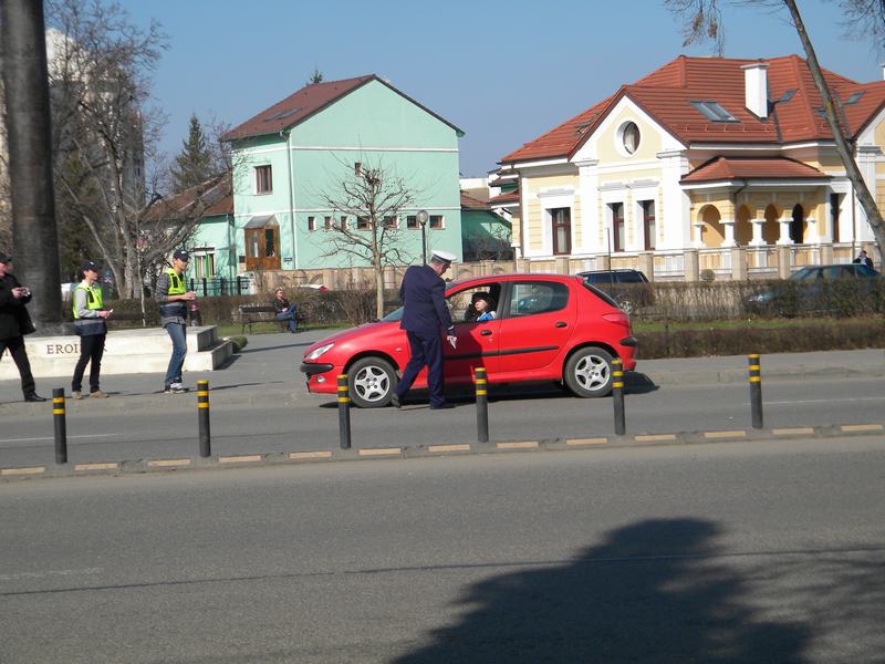 Polițiștii de la Rutieră ,,au amendat” șoferițele cu mărțișoare și felicitări