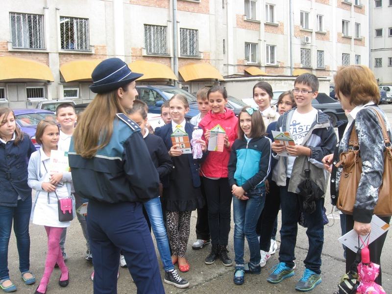 Polițiștii bistrițeni derulează o campanie împotriva delicvenței juvenile