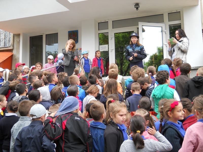 Recomandările poliţiştilor bistriţeni pentru un anşcolar în siguranţă