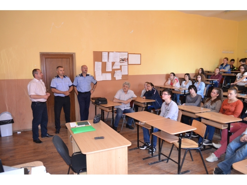 Polițiștii, în mijlocul elevilor de la Colegiul Naţional „Titu Maiorescu” din Aiud