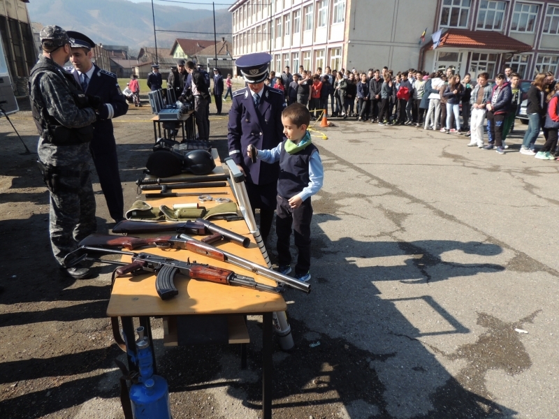 1500 de elevi, din orașul Sîngeorz-Băi, au fost vizitați ieri de polițiștii bistrițeni