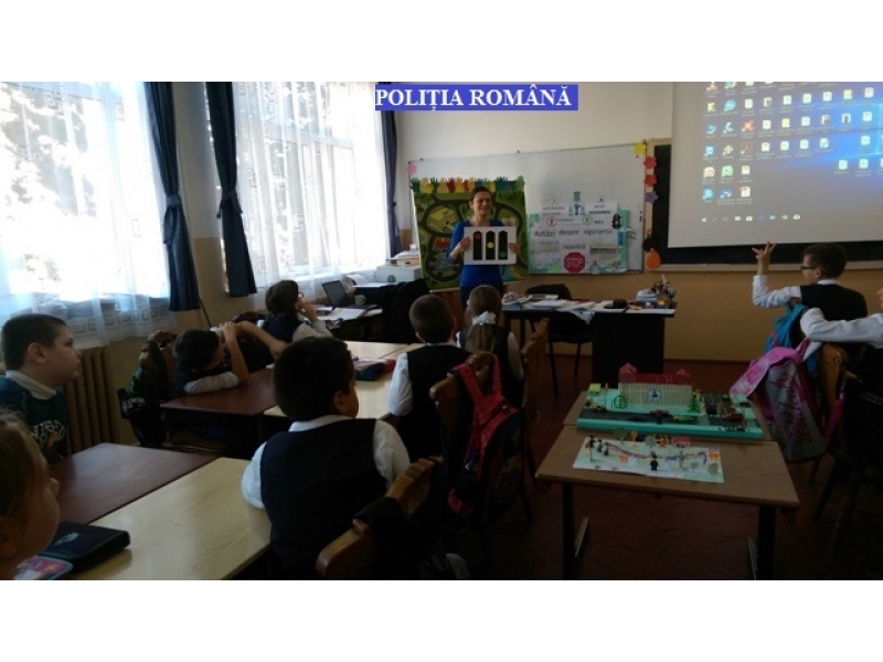Polițiștii, în mijlocul elevilor de la Școala Gimnazială “Iuliu Maniu” Zalău