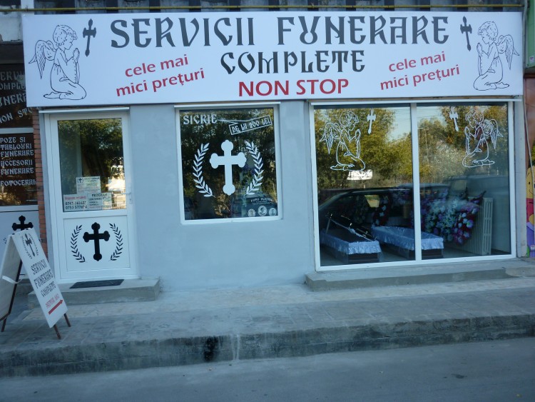 Mortii vor fi ingropati cu bratara pe mana iar peste sicriu va fi turnat var cloros!