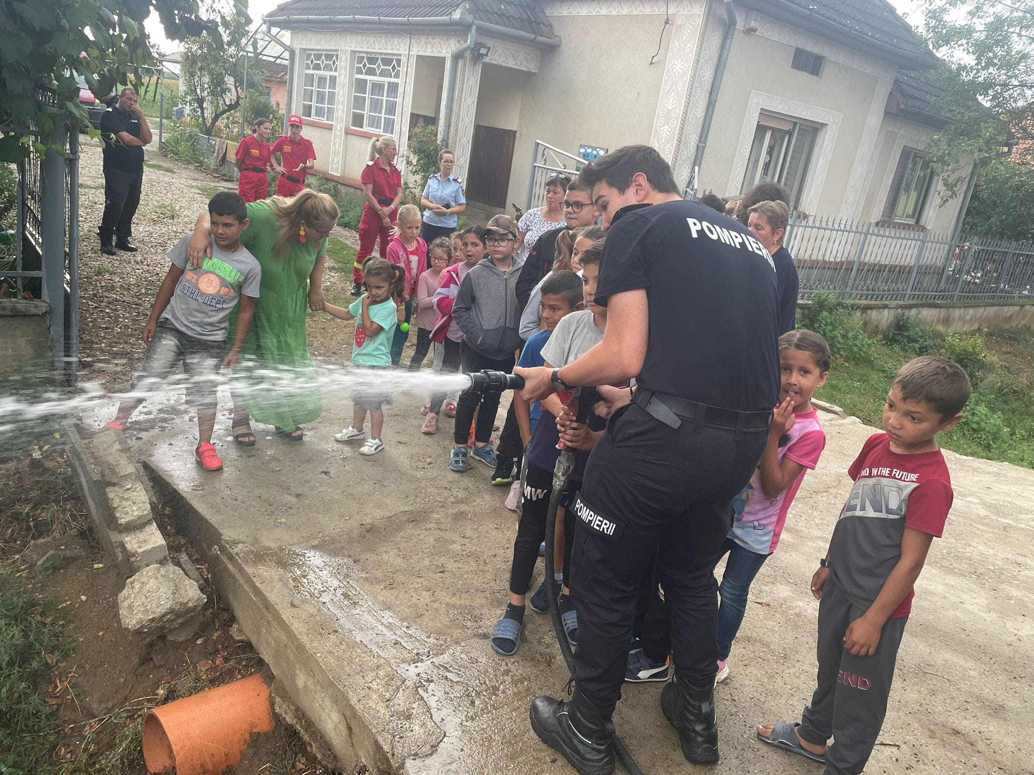 Pompierii sătmăreni, în mijlocul copiilor din Cidreag