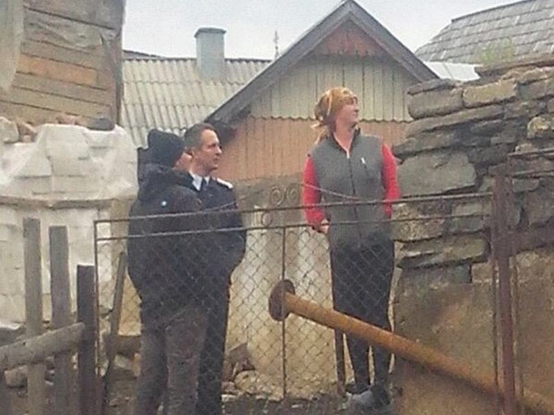 Opt copii care au rămas fără acoperiș deasupra capului au primit alimente de la pompierii bistrițeni