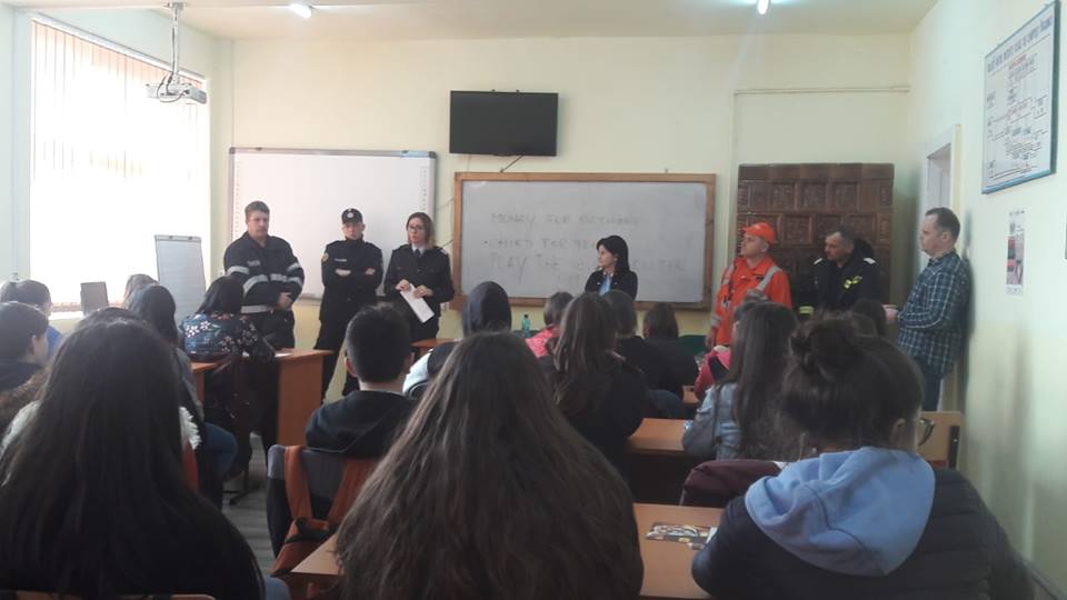 Pompierii bistrițeni, în mijlocul liceenilor din Lechința