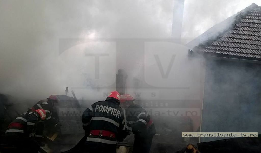 O familie în spital, cu arsuri grave, după ce locuința le-a fost cuprinsă de flăcări