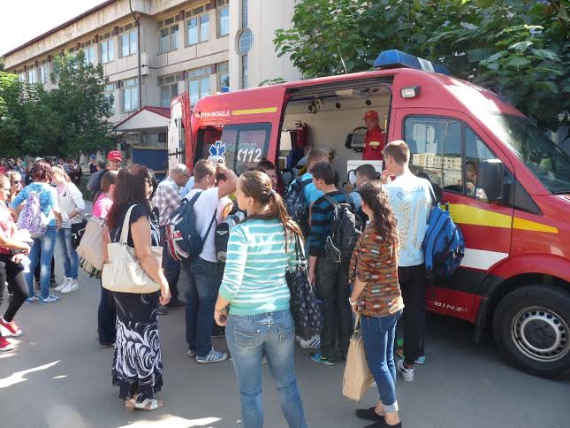 Pompierii băimăreni, în mijlocul elevilor Colegiului Tehnic „Aurel Vlaicu”