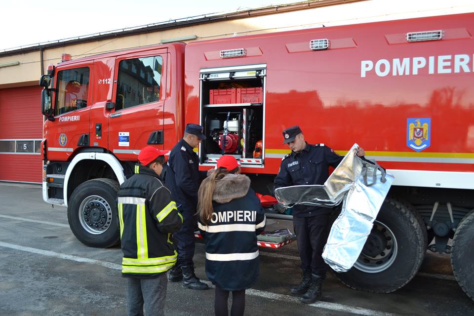 Doi elevi de la Școala Slimnic, “pompieri pentru o zi”