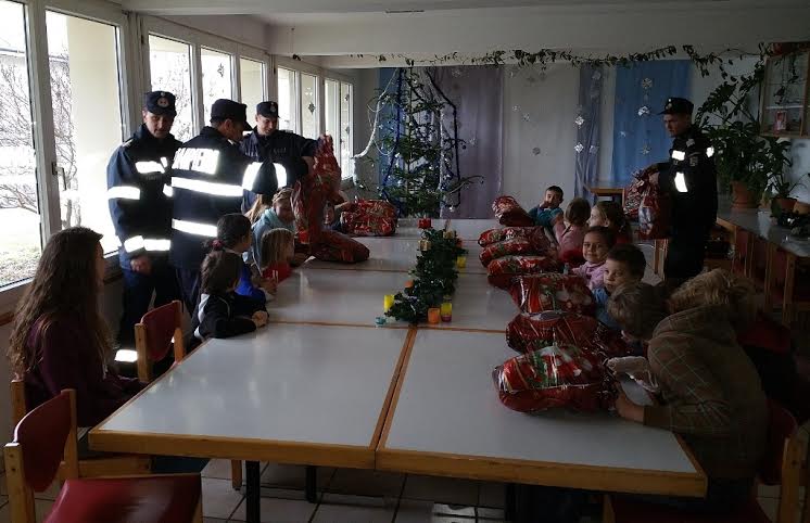 Pompierii din Vişeu de Sus au dus daruri copiilor de la casa de tip familial “Casa Luminii”