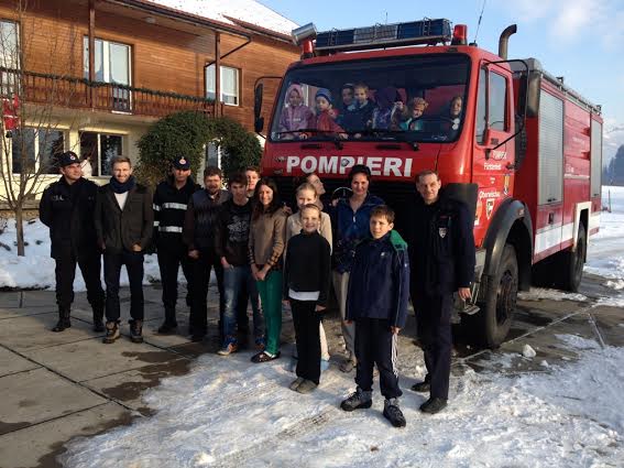 Pompierii din Vișeu de Sus au dus cadouri copiilor de la casa de tip familial “Casa Luminii”