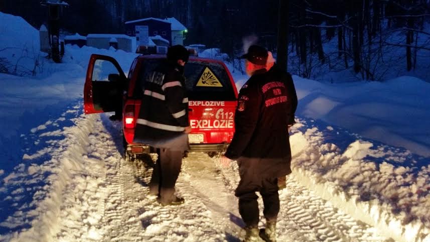Zăpada a dat de furcă pompierilor maramureșeni în weekend