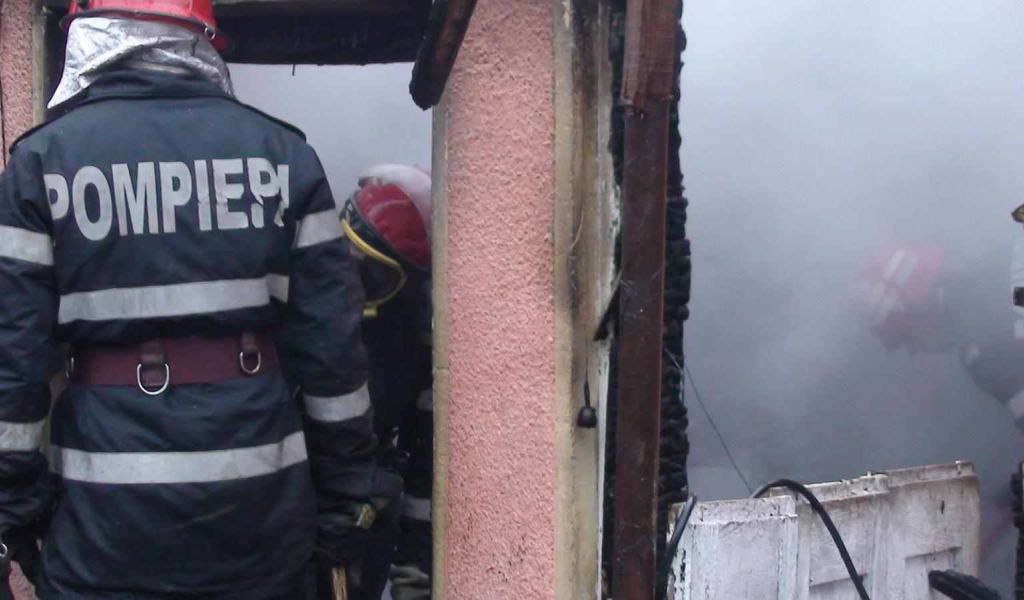 A ars de viu în propria casă din cauza unei ţigări