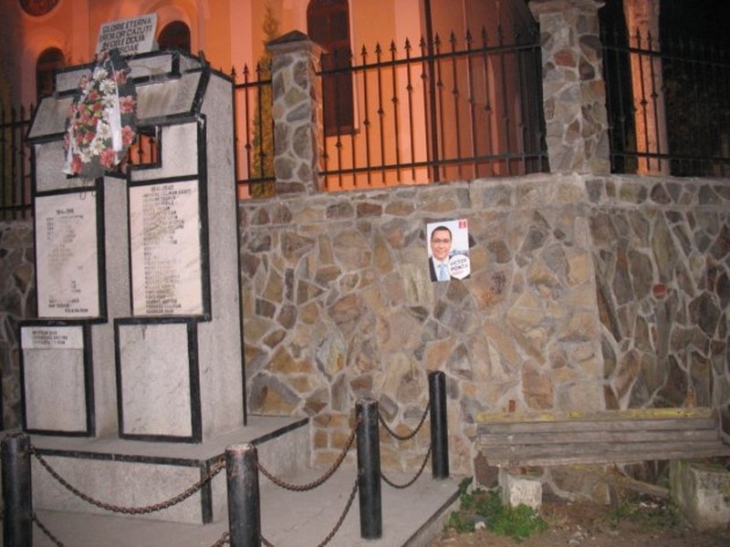 JURNAL ELECTORAL ACL: Revoltător! Afişele cu Victor Ponta, pe gardurile bisericilor