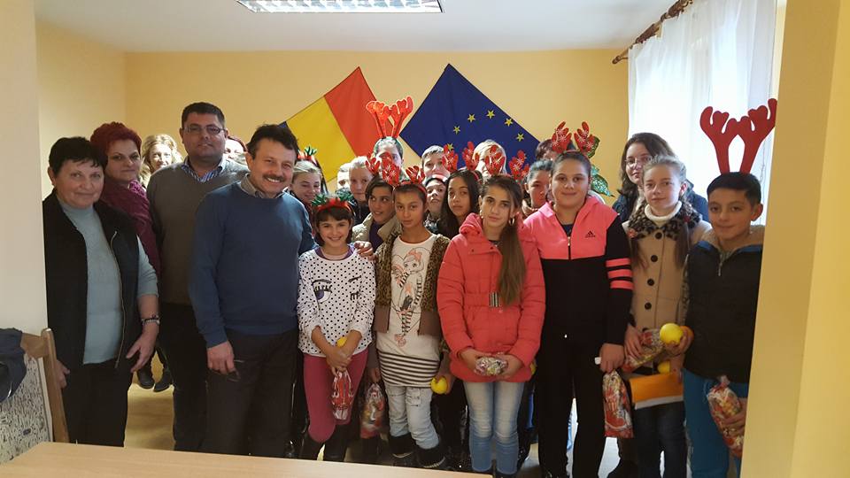 Conducerea și angajații Primăriei Păulești colindată de copiii