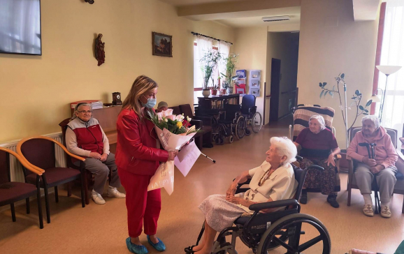 La împlinirea vârstei de 100 de ani, doamna Dani Elena a fost premiată de Primăria Oradea