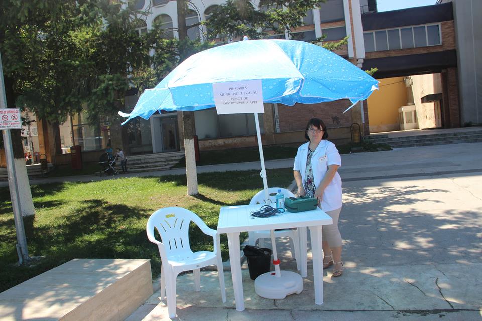 Puncte de hidratare și de asigurare a asistenței medicale, amplasate în Zalău