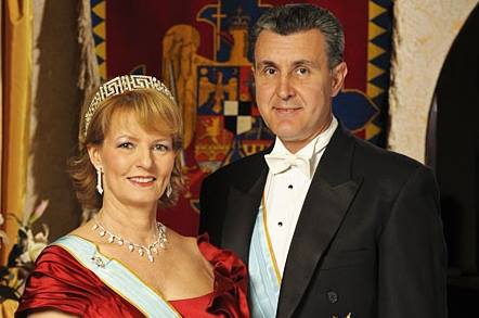 Ceremonie publică de acordare a titlului de Cetăţean de Onoare al Judeţului Cluj Alteţelor Lor Regale Principesa Moştenitoare Margareta şi Principele Radu