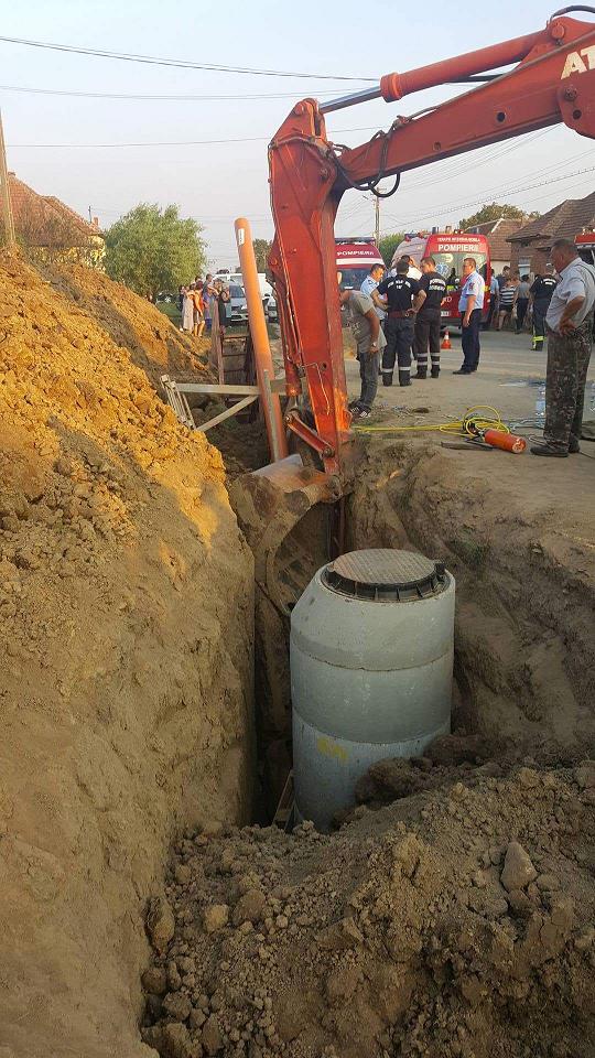 Sătmărean salvat de pompieri. Bărbatul a rămas blocat ìntr-un şanț de 4 metri după ce s-a surpat pământul peste el