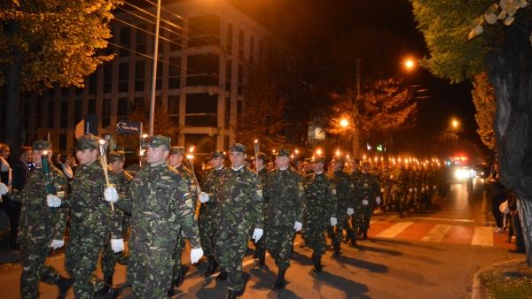 Bistrița: Retragerea cu torțe a militarilor a încheiat Ziua Armatei Române