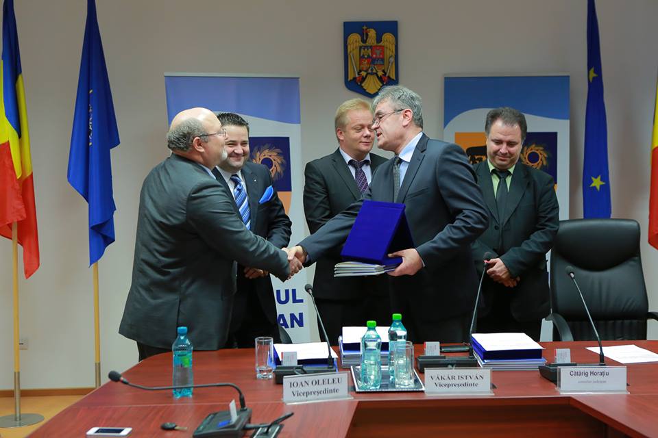 Ceremonie de înmânare a însemnelor comemorative revoluţionarilor clujeni