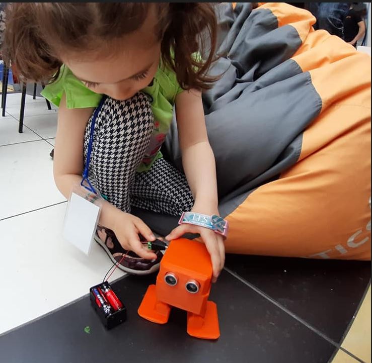 Demonstraţie de robotică în Piața Arras din Deva