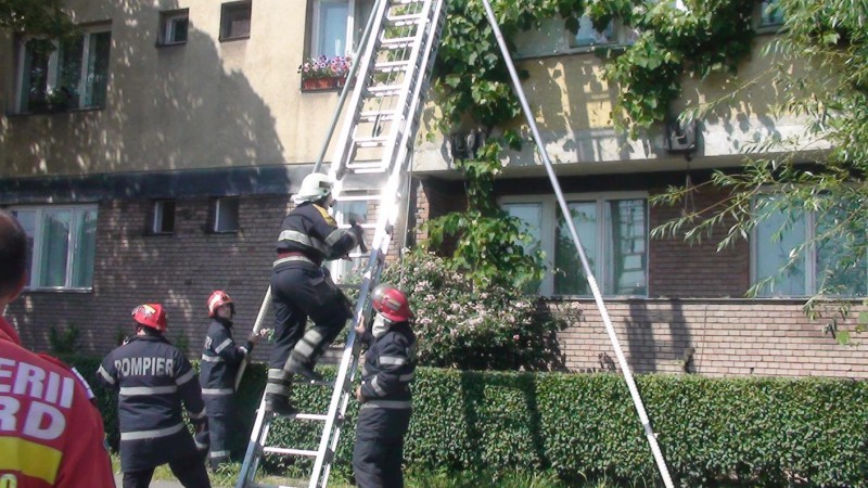 Bătrână imobilizată la pat, salvată de pompierii orădeni