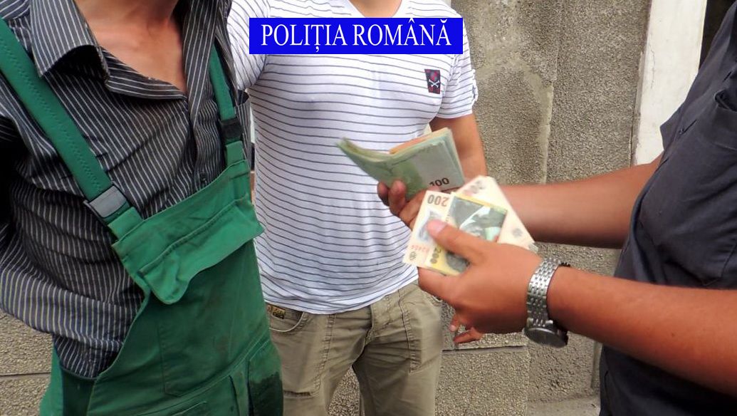 Polițiștii clujeni au reținut trei bărbați, bănuiți de șantaj și înșelăciune