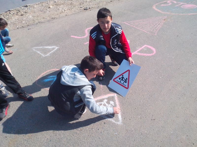 Polițiștii bistrițeni, alături de elevi și tineri în cadrul campaniei ,,Şcoala altfel-Educație pentru siguranță” (Galerie FOTO)
