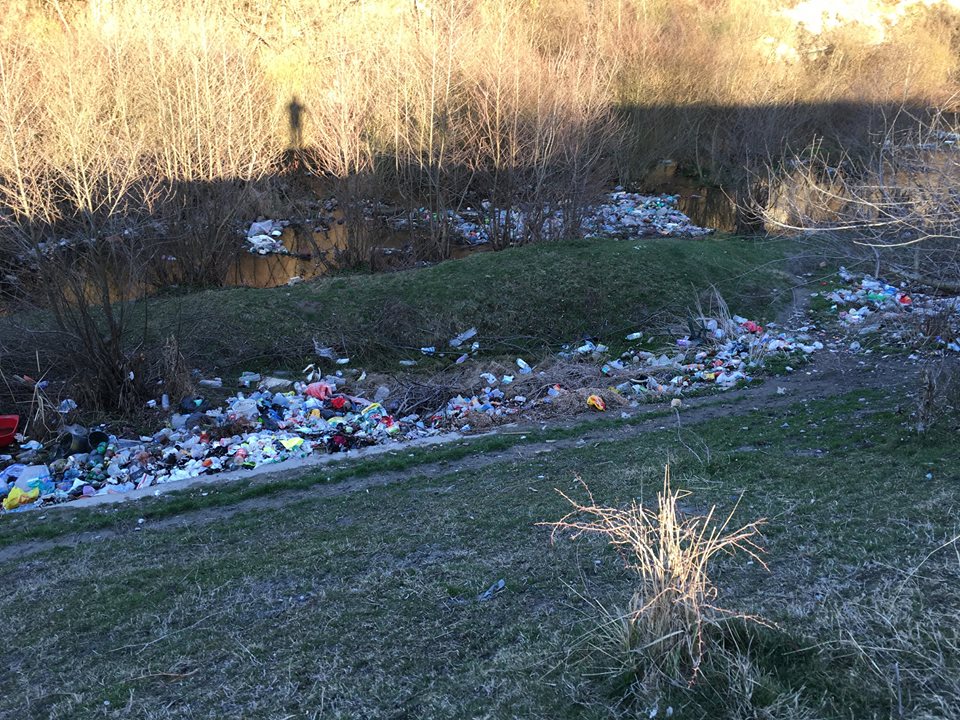 Bem apa de pe tone de gunoaie! Valea Frumoasei a devenit Valea Gunoaielor!