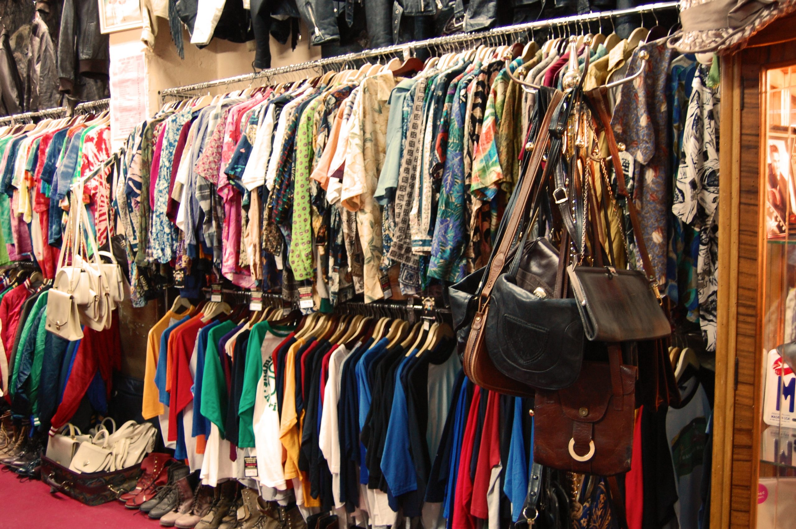 49 de tone de haine second hand oprite de la comercializare!