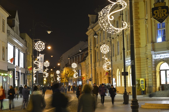Primăria Sibiu instalează iluminatul festiv. Piaţa Mică şi Podul Miniciunilor iluminate cu corpuri noi în acest an