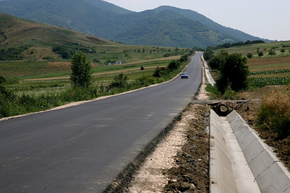 Se lucrează la reabilitarea DJ 108F, între localităţile Şimleu Silvaniei şi Moiad