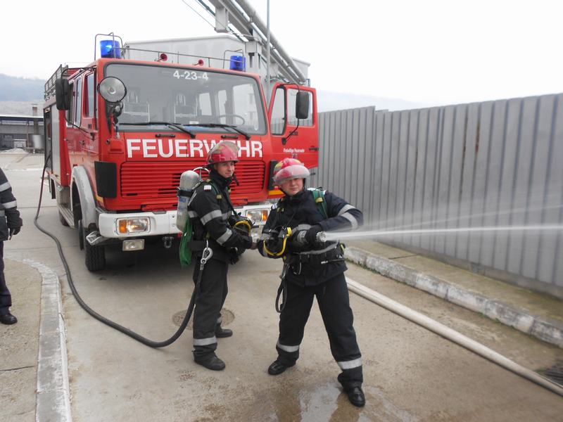 Șieu-Măgheruș: Pompierii bistrițeni au efectuat un exercițiu tactic la abatorul de sacrificare animale (Galerie FOTO)