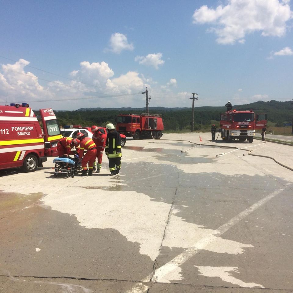 Simularea unui accident rutier, efectuată de pompierii din Jibou