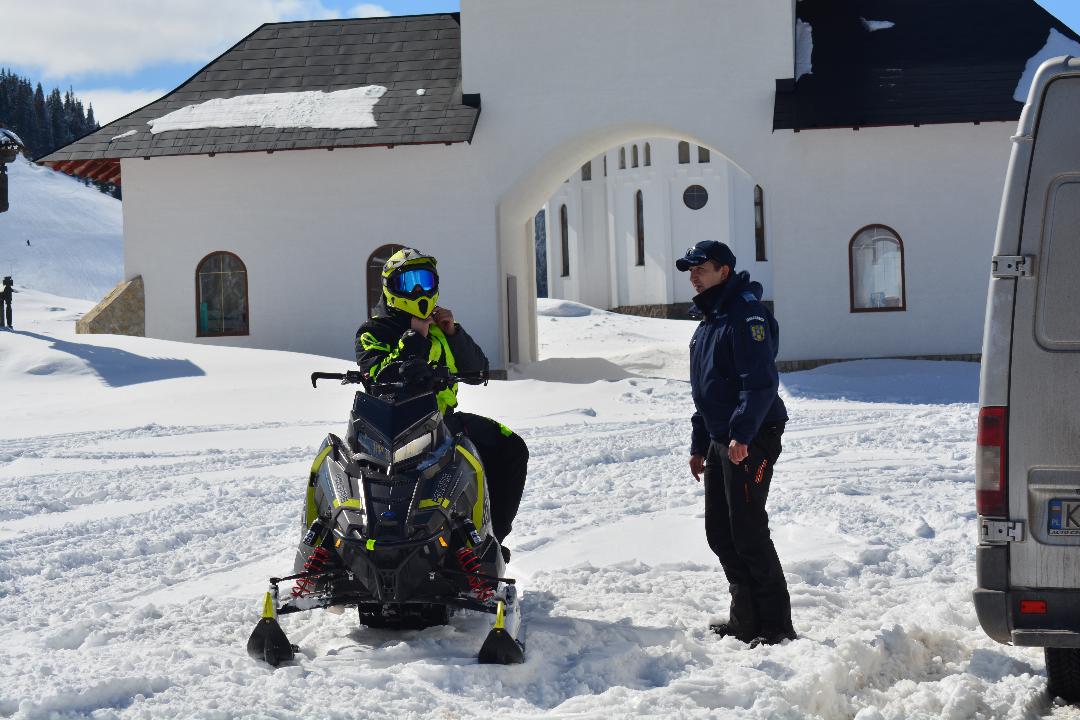 Cetățeni polonezi amendați de jandarmi pentru că au folosit snowmobile în zona Parcului Naţional Munţii Rodnei
