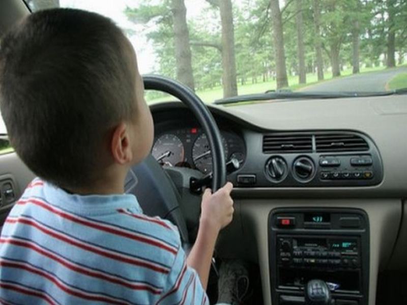 NIMIGEA: I-a încredințat mașina unui minor în vârstă de 13 ani, iar acesta a provocat un accident rutier