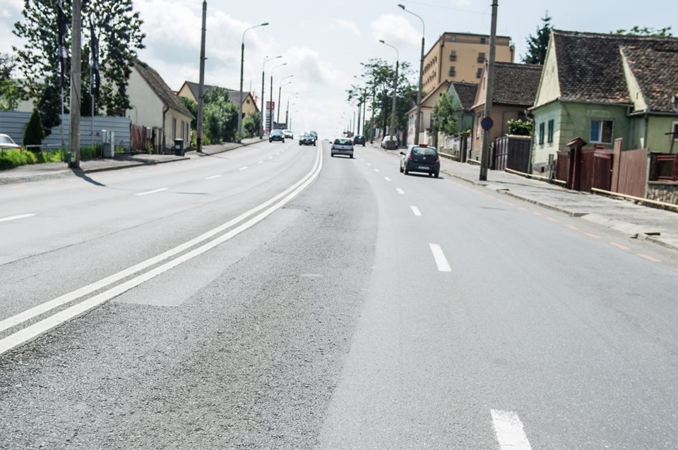 Lucrările de reparații începute pe șoseaua Alba Iulia din Sibiu continuă