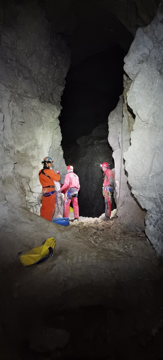 Încă trei salvatori montani clujeni au devenit speologi avansați