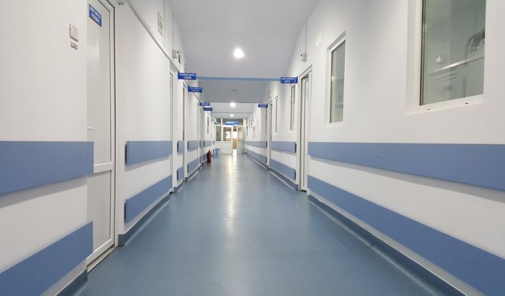 12 elevi și un profesor internați la Boli Infecțioase, cu suspiciune de toxiinfecție alimentară
